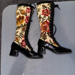 Vintage Elegant tapestry Lace-Up Boots with Black Accents